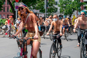 Razgolićeni biciklima po centru grada: Protesti za “oslobađanje” bradavica