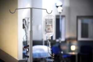 Dobili temperaturu i povraćaju: Osmoro maturanata završilo u bolnici