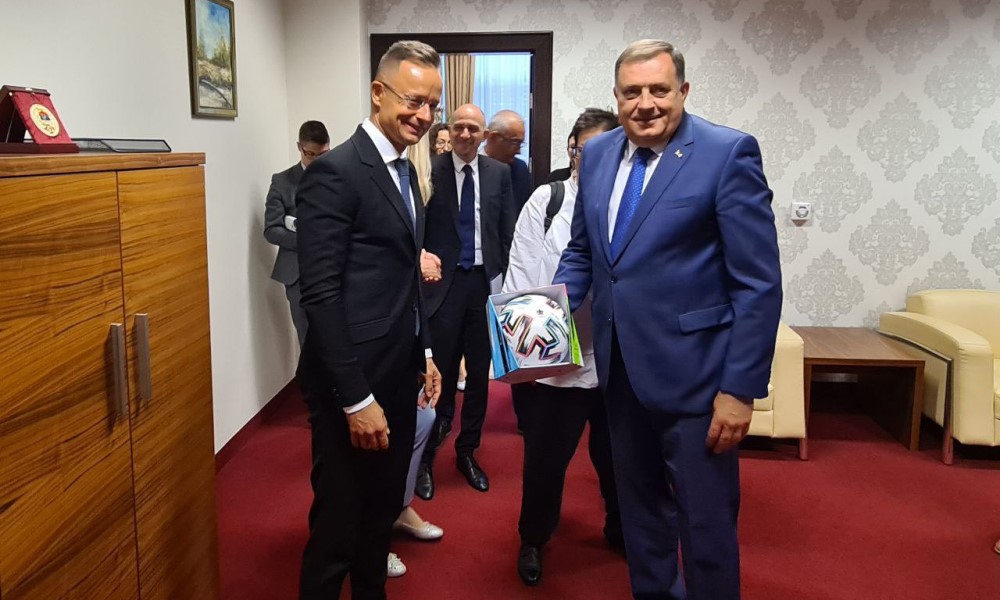 Poklonio vakcine BiH: Sijarto i Dodiku donio poseban poklon