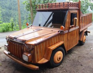Kreativni stolar: Stari automobil transformisao u drveni kamionet