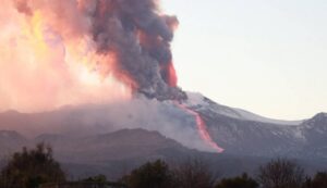 “Probudila” se Etna: Erupcija vulkana obustavila letove na Siciliji VIDEO