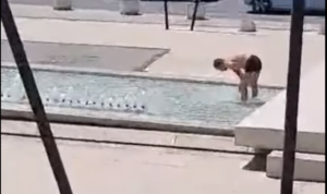 Spas od vrućine na +45 stepeni: Muškarac se kupao u gradskoj fontani VIDEO