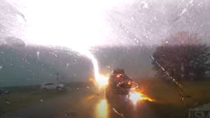 Nevjerovatan snimak: Grom pogodio automobil četiri puta VIDEO