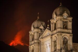 Vulkan Etna i dalje divlja: Ulice i krovovi Katanije pod pepelom