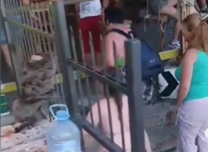 Metalna ograda na ulazu: Zbog ponašanja turista iz Srbije vlasnik zaključao plažu VIDEO