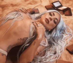 Bez trunke šminke: Lejdi Gaga se snimila gola u bazenu VIDEO