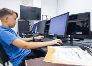 Informatika u “malom prstu”: Mali Banjalučanin veliki za računarom