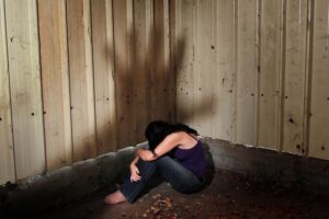 Pijan pred djecom tukao suprugu! Osuđen na uslovnu kaznu zbog nasilja u porodici