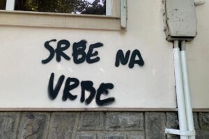 Provokativne poruke na zgradi konzulata: Ispisan grafit “Srbe na vrbe”