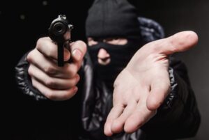 Policija traga za razbojnikom: Pištoljem prijetio pumpadžiji, oteo mu pare