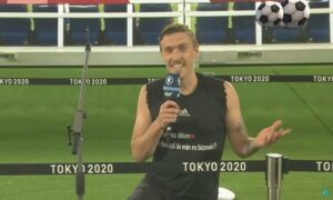 Romantika na Olimpijadi: Njemački fudbaler uzeo mikrofon i pred kamerama zaprosio djevojku VIDEO