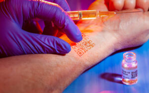 Privremene tetovaže za ulazak u kafiće: Upotreba “QR” koda kao dokaz preležanog virusa