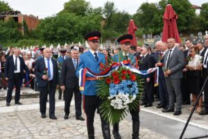 “Stradanje srpskog naroda u Podrinju ostalo nekažnjeno”: Višković na odavanju počasti u Bratuncu