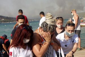 Evakuacija zbog požara u Turskoj: Turisti pohrlili ka spasilačkim brodovima