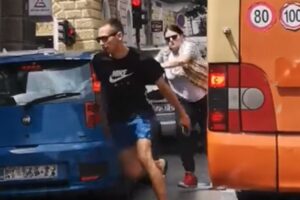 Nameračio se na pogrešnu osobu: Napao ženu za volanom, pa pobjegao VIDEO