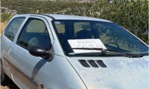 Društvene mreže gore: Fotografija  automobila iz  Dalmacije postala hit zbog natpisa