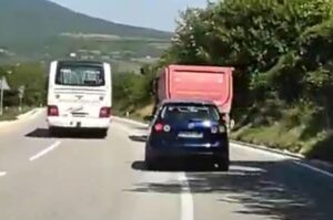 Nesavjesno i opasno preticanje: Autobus i auto zajedno preko pune linije VIDEO
