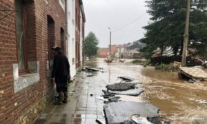 Strašne slike iz Belgije: Gradonačelnik davao izjavu, iza njega poplava srušila kuću VIDEO
