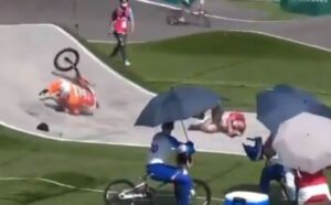 Nepromišljeno! Žestok sudar bicikliste i sudije koji je usred trke ušao na stazu VIDEO