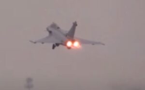 Srećan kraj drame na nebu: Srušio se francuski bombarder, dvojica pilota na sigurnom