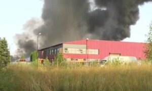 Buktinja u Brčkom! Gori fabrika za proizvodnju plastike, stigli vatrogasci i policija VIDEO