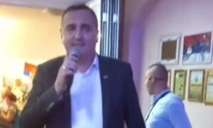 Gradonačelnik Prijedora se uhvatio mikrofona: Zapjevao hit Baje Malog Knindže VIDEO