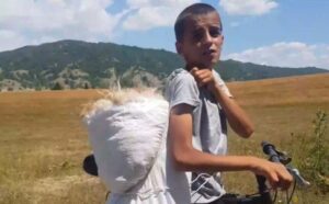 Bravo, mališa! Dječak na leđima vuče 12 kilograma vune u vreći vezanoj kanapom VIDEO