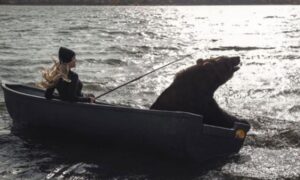 “Dijelimo hranu, spava mi na rukama”: Snimak djevojke i medvjeda u čamcu hit na internetu