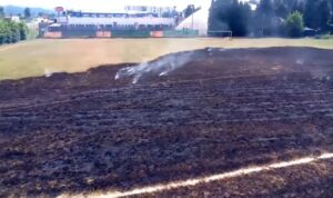 Zapaljen pomoćni stadion Sloge: “Ovo je za robije, djeca se ovdje igraju” VIDEO