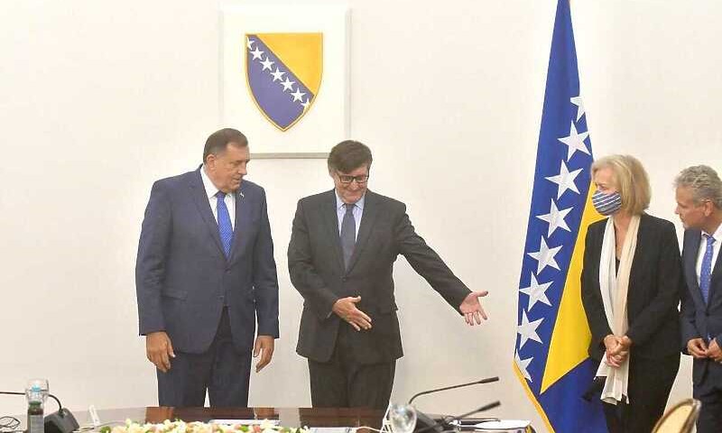 Palmer traži, Dodik neće: Odbio da se fotografiše pored zastave BiH /VIDEO/