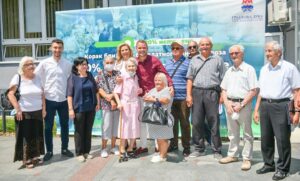 Penzionerima od sutra povoljniji javni prevoz: Gradonačelnik dijelio mjesečne karte