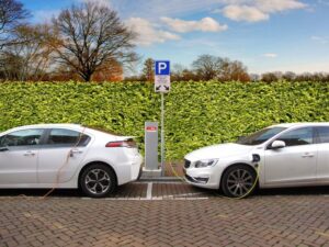 Olakšanje za vozače: Električna auta moći će se puniti na stubovima javne rasvete