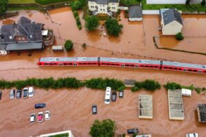 Evropa se bori sa poplavama: Raste broj poginulih, spasioce čekaju na krovovima VIDEO