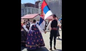 Scena koja je oduševila mnoge: Srpska zastava i Užičko kolo u centru Zagreba VIDEO