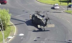 Oborio dva semafora i zaustavio saobraćaj: Vojni helikopter sletio na ulicu