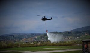 Požar u Jablanici gasi helikopter Oružanih snaga BiH: Vjetar otežava posao vatrogascima