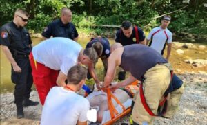 Dramatična akcija! Ekipa Hitne pomoći spasla muškarca koji je skočio s mosta u rijeku