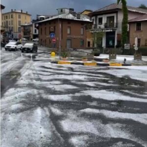 Porazbijana auta, led “bombarduje” dvorišta… Apokaliptične scene stižu iz Italije VIDEO