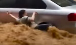 Bujice nose vozila i ljude! Dramatični snimci smrtonosnih poplava tjeraju na suze