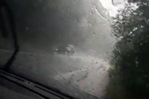 Padavine prave probleme: Obustavljen saobraćaj na putu Prnjavor-Srbac zbog izlivanja vode