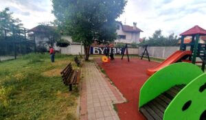Ratni vojni invalid pokosio igralište: Nije mogao gledati da se djeca ne igraju zbog visoke trave
