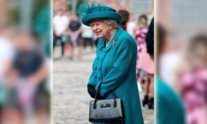 Kraljica Elizabeta se od ove torbe ne odvaja već pola vijeka: Preko nje šalje tajne poruke