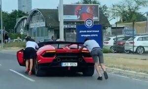 I najbolja auta se pokvare: Gurali skupi Lamborgini usred popodnevnog špica VIDEO