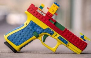 Pravi pištolj, a izgleda kao igračka – „Lego“ zahtijeva hitni prekid proizvodnje