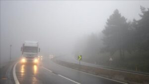 Potrebna doza opreznosti: Vozi se po vlažnim kolovozima, magla smanjuje vidljivost