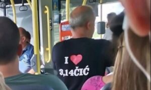 Muškarac u javnom prevozu šokirao: Bezobrazni rebus na majici FOTO