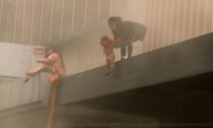 Nevjerovatna scena! Uplašena majka bacila dijete sa balkona zapaljene zgrade