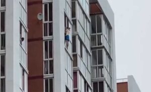 Žena ga varala! Stajao na ivici balkona sa sinom u rukama i prijetio da će skočiti
