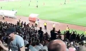 Lider Srbije na udaru: Navijači vrijeđali Vučića na meču Vojvodina-Partizan VIDEO