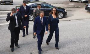 Stefanoviću uručen grb opštine Drvar: Ministar odbrane Srbije najavio još ulaganja